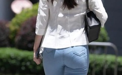 美女扒开尿口让男人桶进